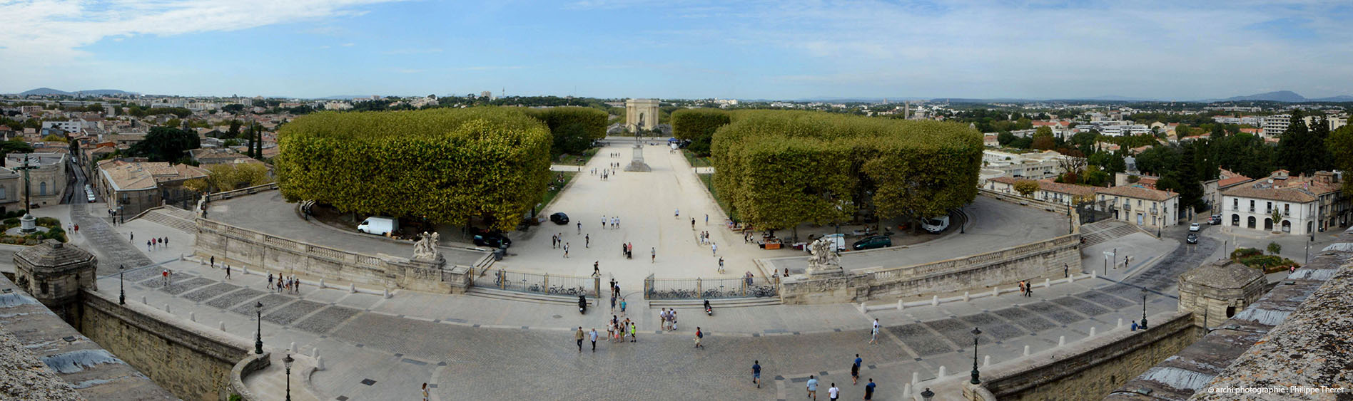 pano vue de montpellier de l'arc de triomphe côté côté arceaux